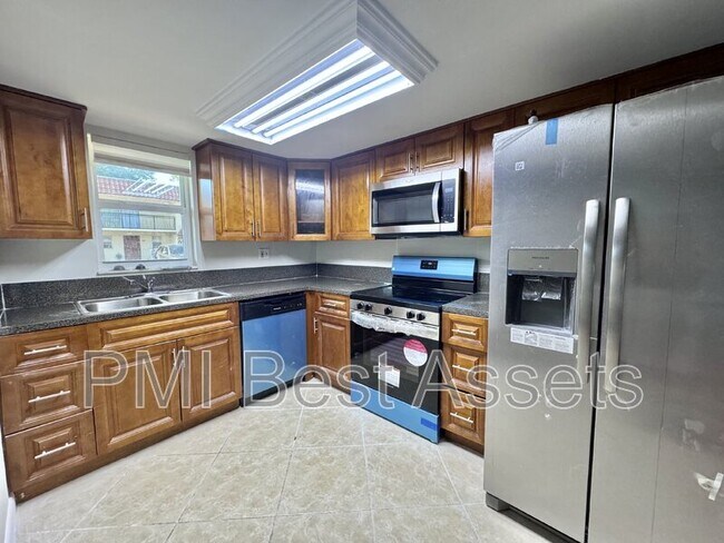 Building Photo - 6520 SW 41st Pl