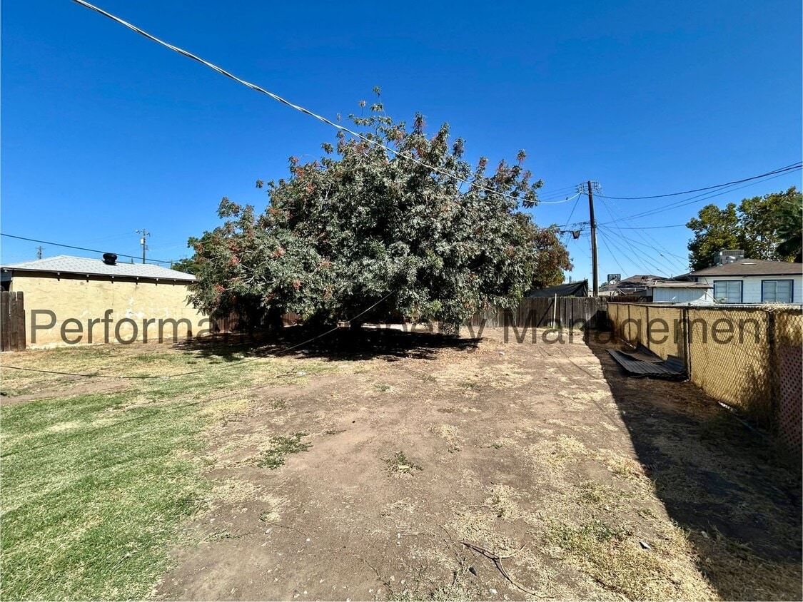 Building Photo - Cute 2 Bed/1 Bath N Bakersfield Home w/ RB...