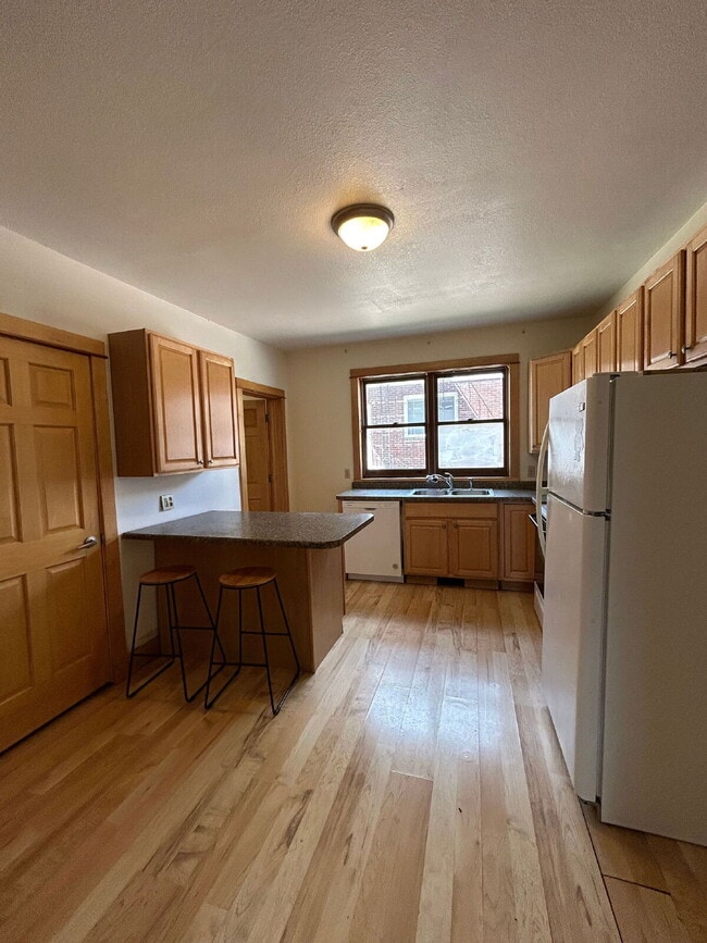 Building Photo - 3 Bedroom, 1 Bathroom Duplex