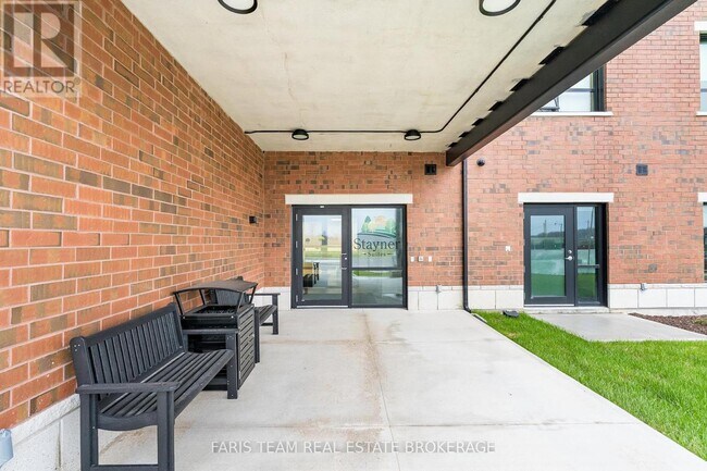 Photo du bâtiment - 301 Junction Rd