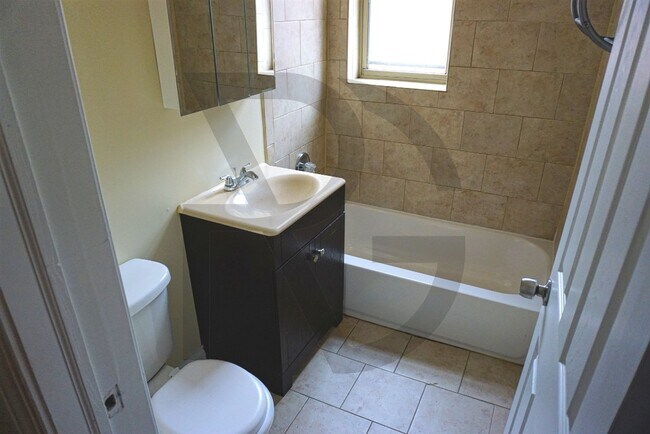 Building Photo - Large Renovated one bedroom in East Lakeview!