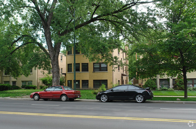 Building Photo - 5835 N Cicero Ave