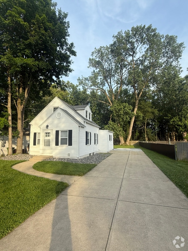 Building Photo - 36370 S Riverview Dr