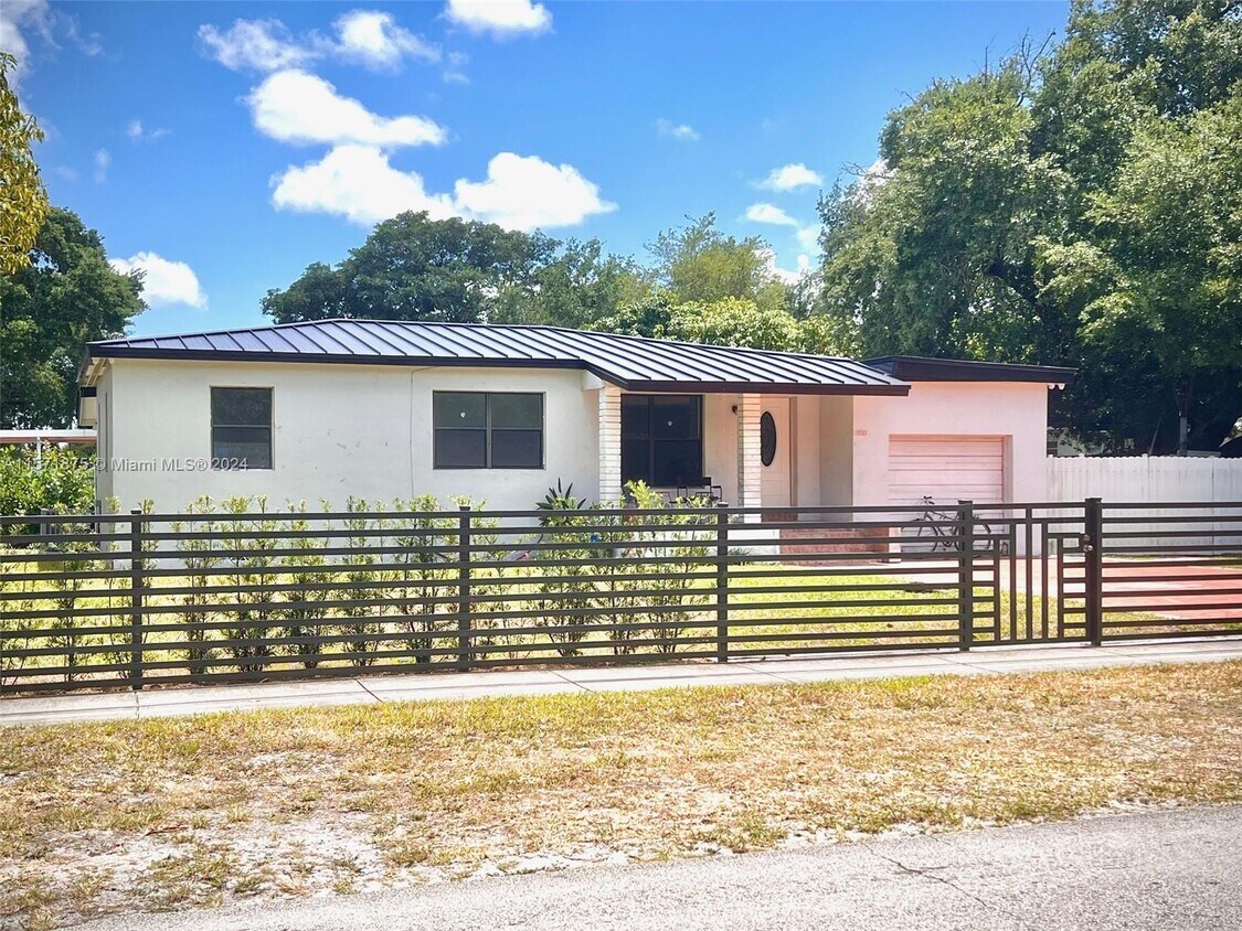 Primary Photo - 1100 NW 151st St