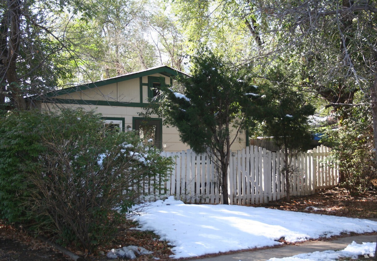 Building Photo - 2216 Goss Cir E