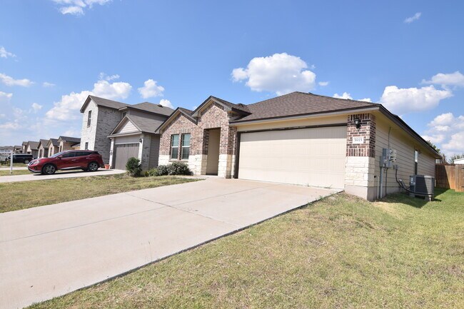 Foto del edificio - 5915 Amelia Earhart Blvd