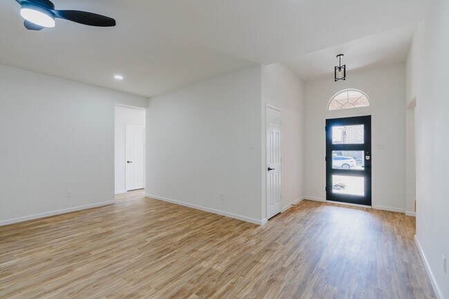 Building Photo - 8805 Barton Creek Dr
