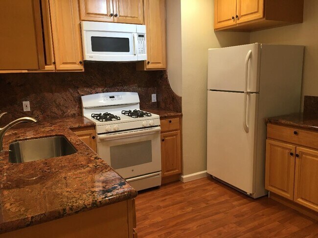 Building Photo - 2050 Park Ave