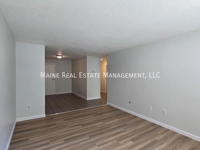 Building Photo - 10 Tall Pines Dr
