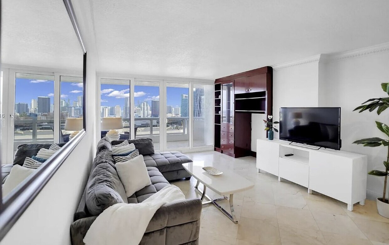 Foto principal - 1717 N Bayshore Dr