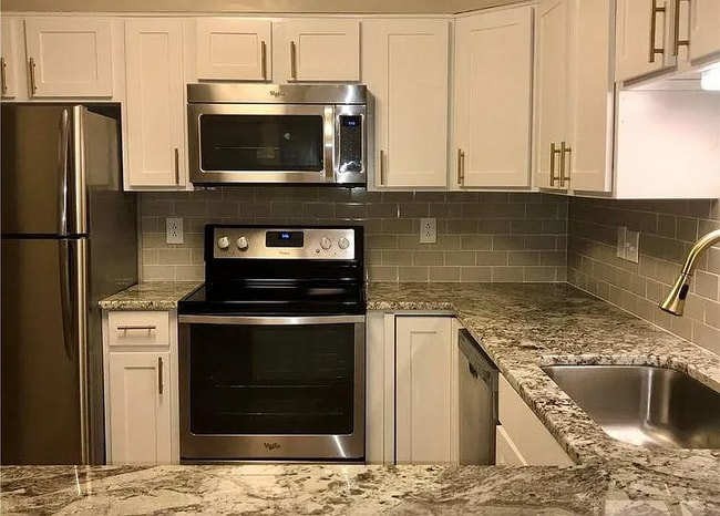 Building Photo - 8017 Greenside Ct