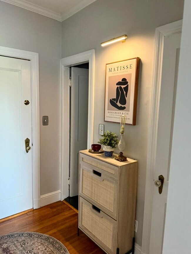 Building Photo - Spacious Back Bay 1 Bed w/ Common Outdoor ...