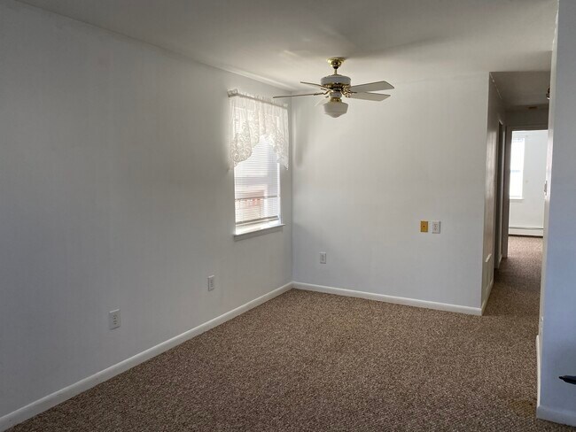 Building Photo - 301 Walnut Ct Way