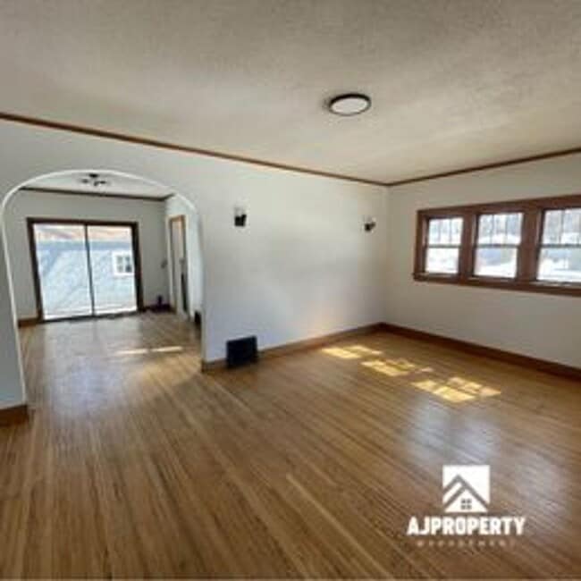 Building Photo - 1826 S Summit Ave Sioux Falls, SD