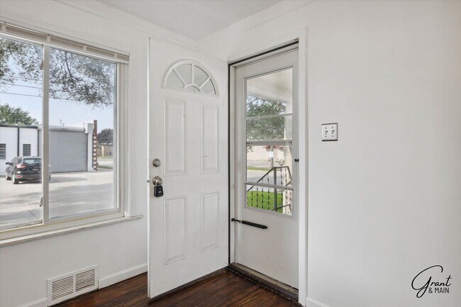 Foto del edificio - $1,350 - 3 Bed / 1 Bath House in Eastpointe