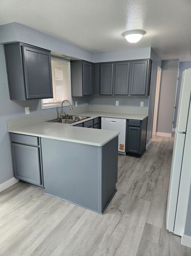 Foto del edificio - All like NEW Inside ! Great walk & bike sc...