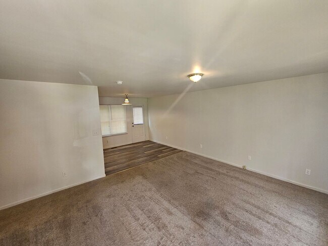 Building Photo - Cute duplex in Belmont-