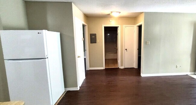 Foto del edificio - Spacious 2 Bedroom, 1 Bath Apartment on Eraste Landry