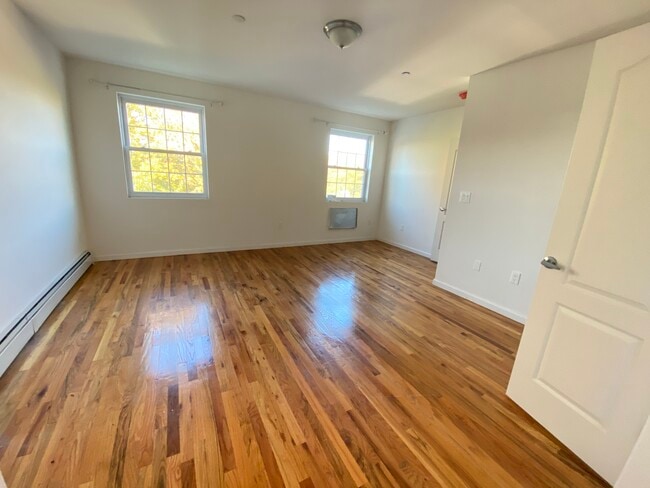 Building Photo - 1111 Adee Ave