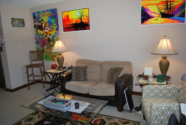 Foto del edificio - 667 Geyser Rd