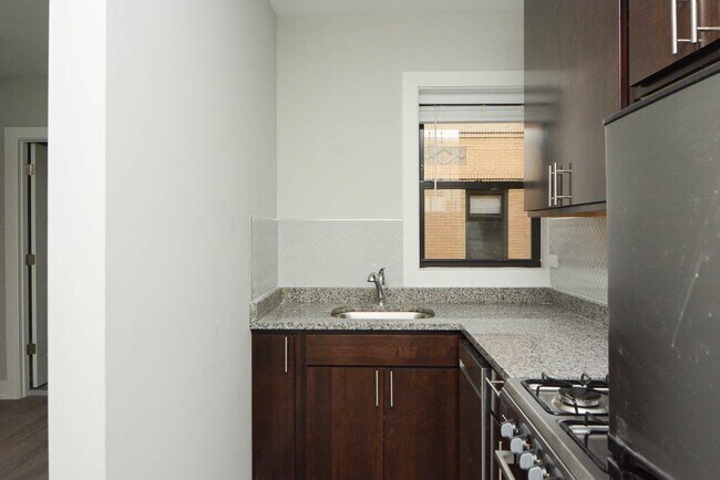 Building Photo - 533 W Belden Ave