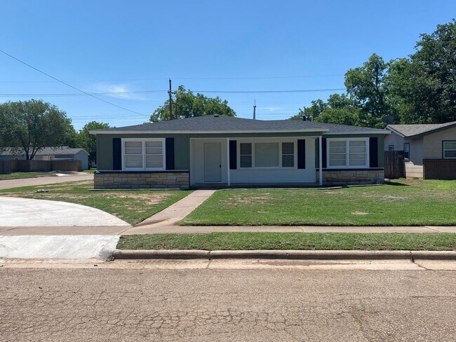 Building Photo - 3 bedroom in the Heart of town.