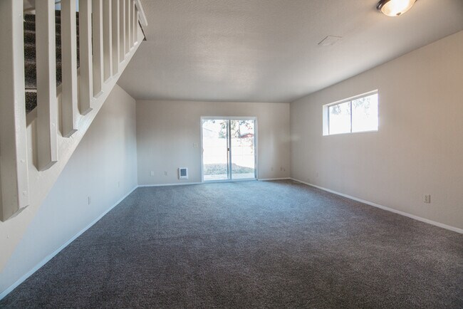 Building Photo - Newly updated Spirit Lake Apartment