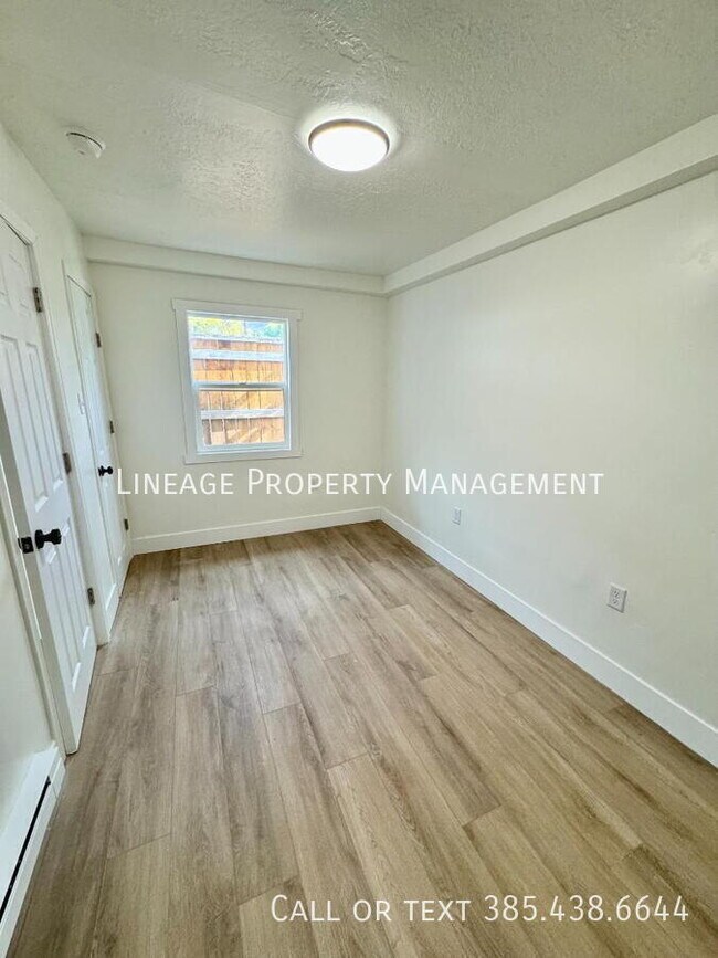 Building Photo - 420 W 20th St