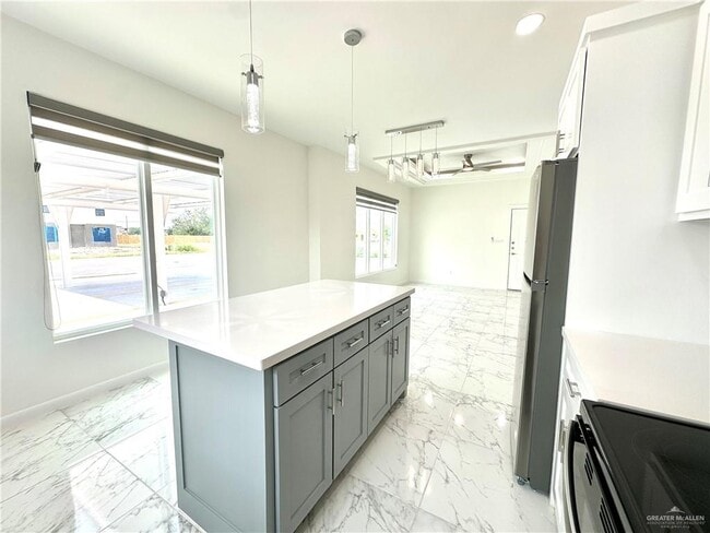 Building Photo - 14 E Viviana St