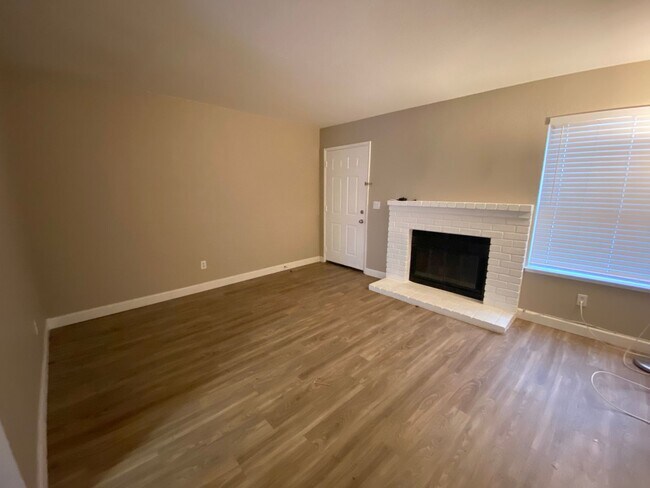 Building Photo - Updated 2 Bedroom Townhome