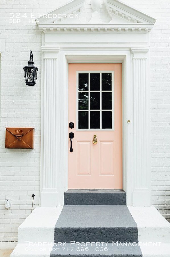 Building Photo - Beautifully Remodeled Townhome