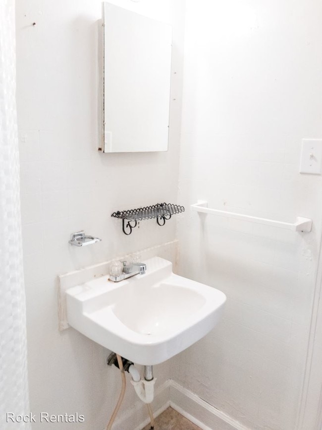 Building Photo - 1 br, 1 bath Apartment - 800 N Poplar St