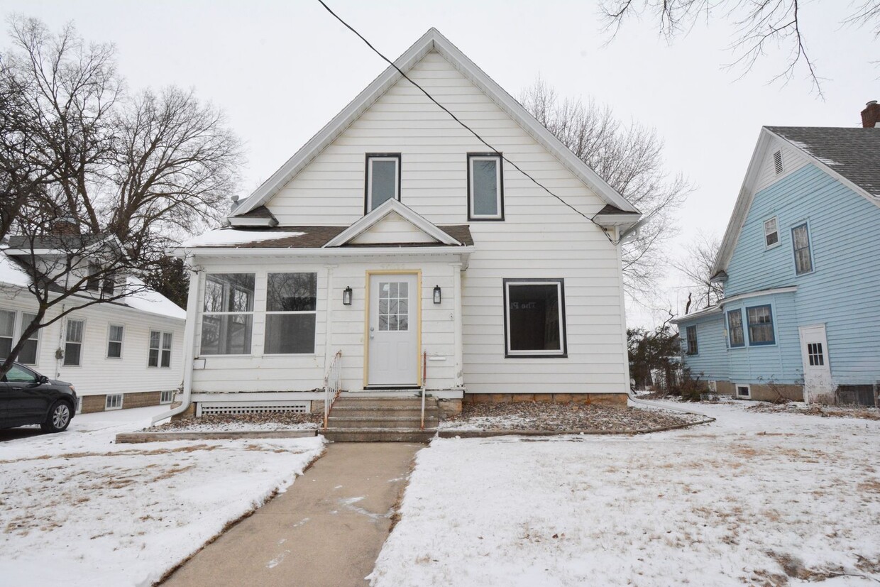 Primary Photo - Huge, classic 2-story just outside of down...