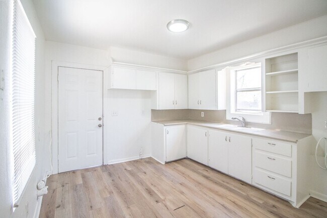 Foto del edificio - $950/month for updated 3-bedroom home. Don...