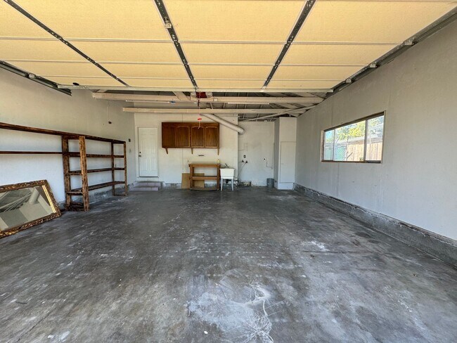Building Photo - Great central location! Cute home with 3 m...
