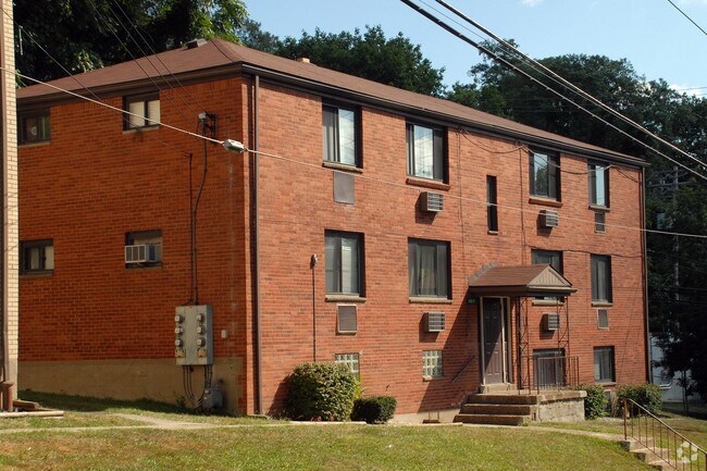 Foto del edificio - Churchill/Melvin Court Apartments