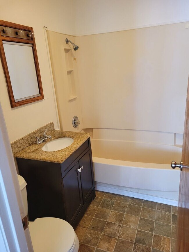 Building Photo - Quaint 2 Bedroom 1 bath home in south Toledo!