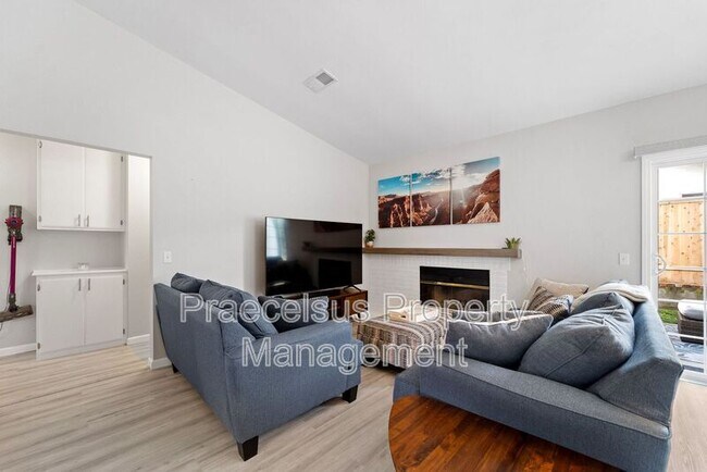 Building Photo - 2039 Waterbury Dr