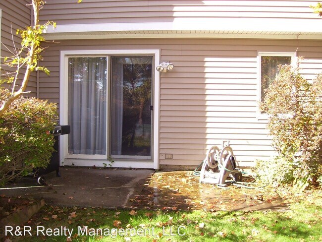 Foto del edificio - 2 br, 2.5 bath House - 12 Oakwood Lane