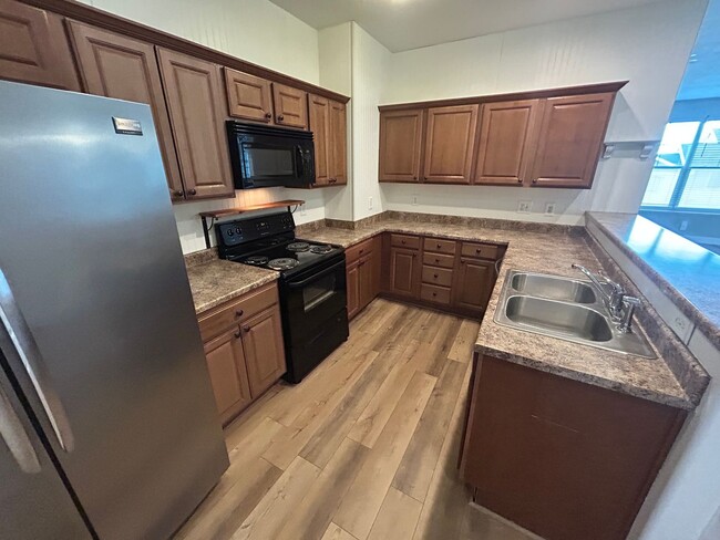 Building Photo - Great 3 Bd 3.5 Bath Townhome 2 Car Garage