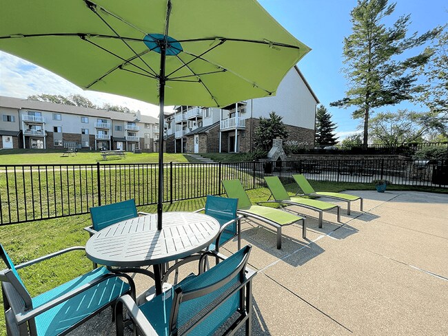 Disfruta de un almuerzo informales junto a la piscina - Eastland Apartments