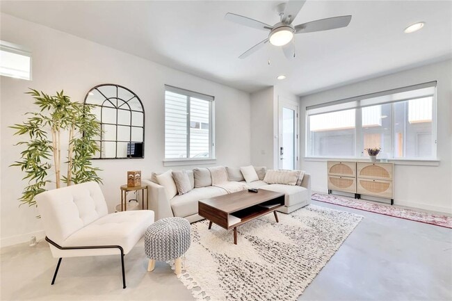 Building Photo - 814 N Bluff Dr