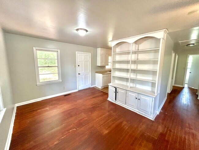 Foto del edificio - Cozy & Convenient Living on Fay Street – Great Location!