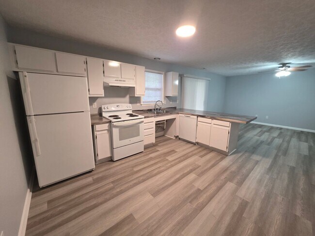 Foto del edificio - 2 Bedroom, 1 bath apartment - Downstairs Unit