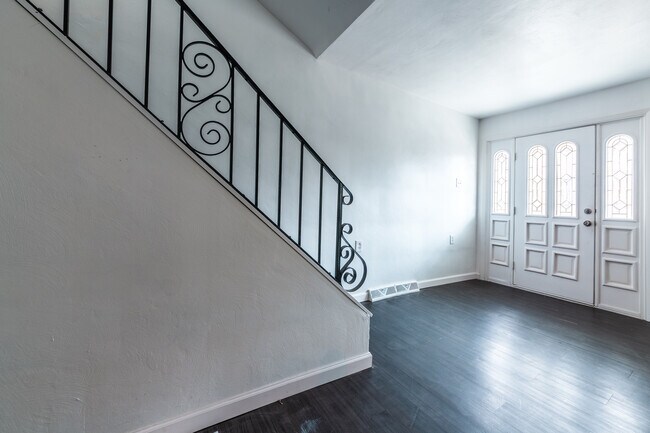 Foto del edificio - AVAILABLE August 2024 - Beautiful 4 Bedroo...