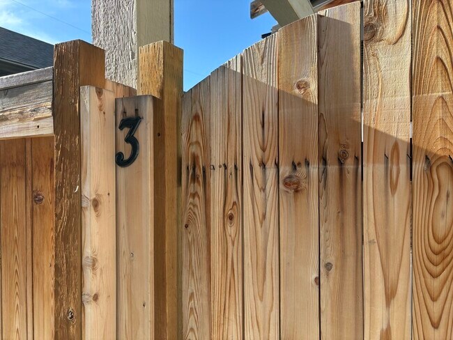 Photo du bâtiment - 1015 Stockwell Ave