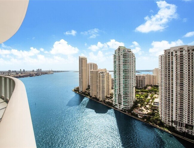 Building Photo - 300 S BISCAYNE Blvd
