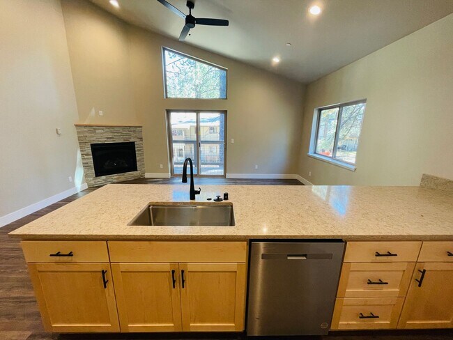 Foto del edificio - 3 bed 2 bath 1 car garage townhouse in Sou...