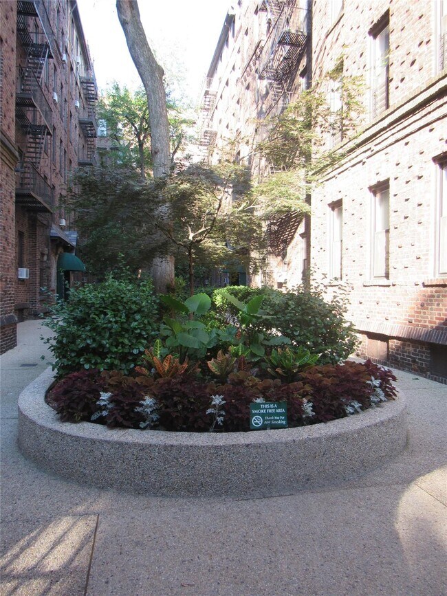 Foto del edificio - 8315 116th St