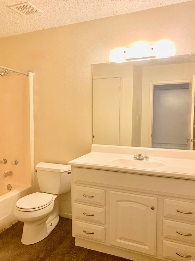 Foto del edificio - Spacious 2 Bedroom Apartment - Parking - N...